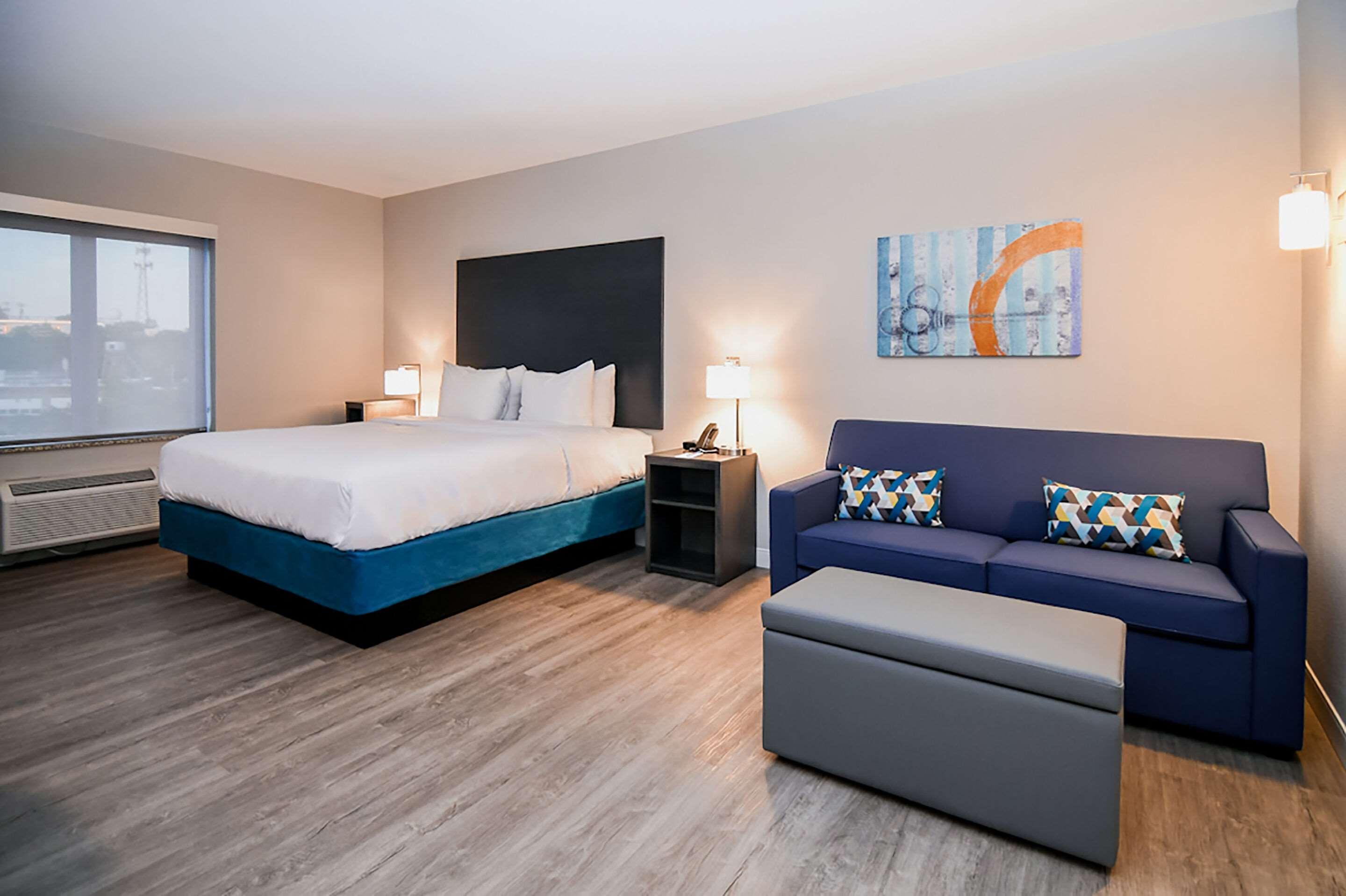 Comfort Suites Cincinnati University - Downtown Екстериор снимка