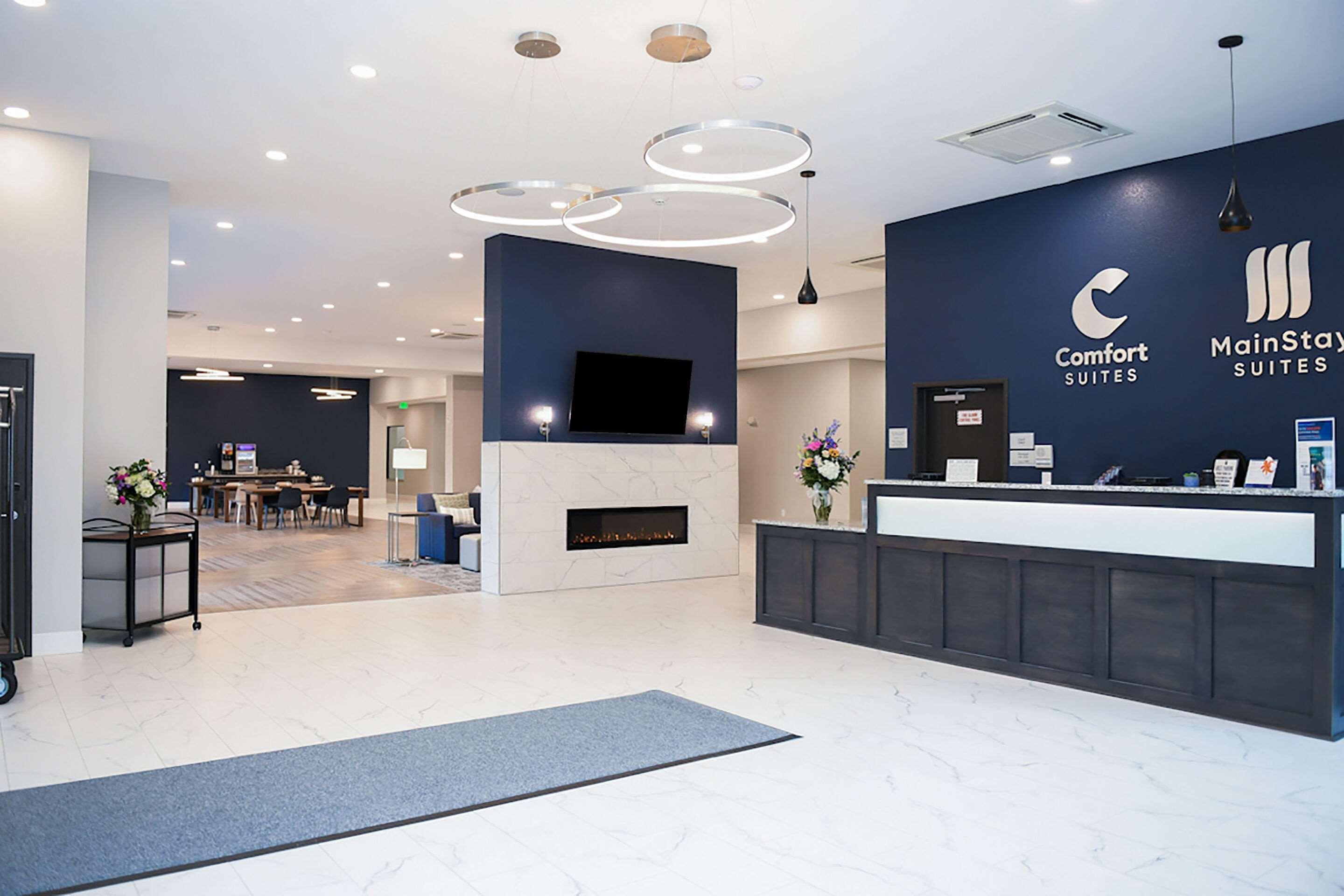 Comfort Suites Cincinnati University - Downtown Екстериор снимка